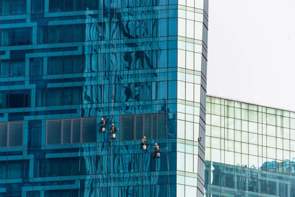 Mycie szyb w biurowcach oraz mycie elewacji